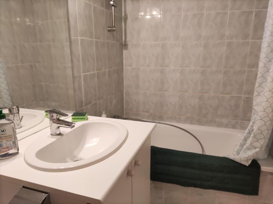 L'Atelier Cosy - Maison De Village Atypique Saint-Georges-d'Esperanche Екстериор снимка